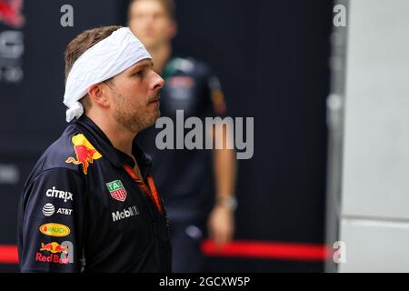 Red Bull Racing mechanic. Malaysian Grand Prix, Thursday 28th September 2017. Sepang, Kuala Lumpur, Malaysia. Stock Photo