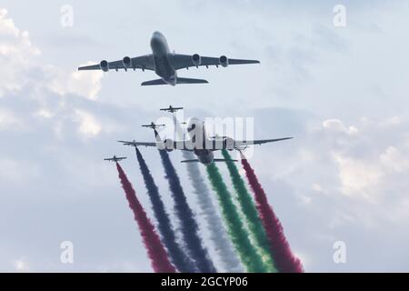 Grid atmosphere - air display. Abu Dhabi Grand Prix, Sunday 25th November 2018. Yas Marina Circuit, Abu Dhabi, UAE. Stock Photo