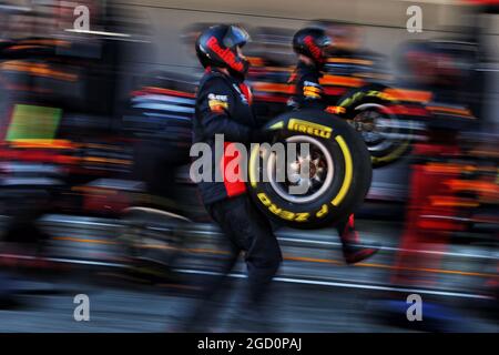 Red Bull Racing mechanics practice a pit stop. Formula One Testing, Day 1, Wednesday 26th February 2020. Barcelona, Spain. Stock Photo