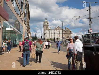 Edinburgh city centre, Scotland, UK weather. 10th August 2021. Hot and sunny with temperature over 21 degrees centigrade for visitors to the city centre. Credit: Arch White/Alamy Live News.