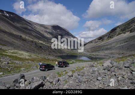 SUV cars near lake on the pass Kukisvumchorr. Hibiny mountains above the Arctic circle, Kola peninsula, Russia Stock Photo