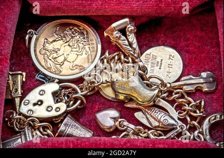 GOLD Old scrap unused gold jewellery including a half Sovereign in plush jewellry box Stock Photo
