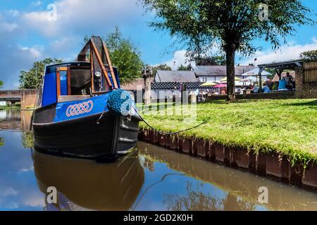 RIVER WEY STAYCATION Narrowboat barge moored up for riverside drink and lunch outside The New Inn Send Surrey UK River Wey Navigations Surrey UK Stock Photo