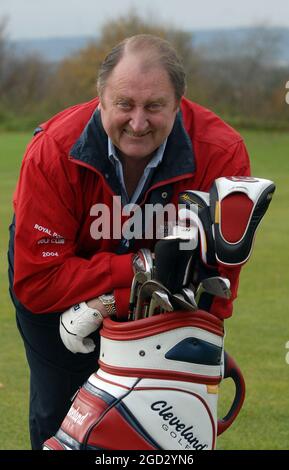 GOLF LEGEND BRIAN BARNES NOW GIVES CLUB HACKERS LESSONS TO HELP MAKE ENDS MEET. PIC MIKE WALKER, 2008 Stock Photo