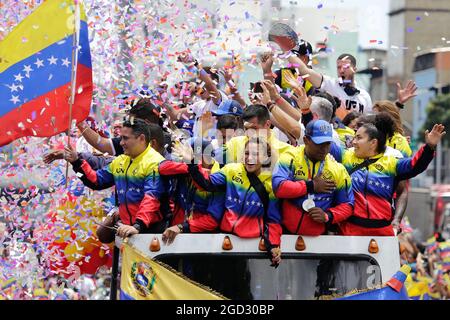 Caracas, Venezuela. 10th Aug, 2021. Venezuelans wave flags and cheer as the Venezuelan team arrives after competing in the Tokyo Olympics. Credit: Jesus Vargas/dpa/Alamy Live News Stock Photo