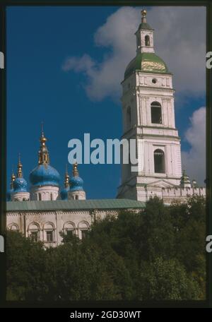 South panorama of Tobol'sk kremlin, with cupolas of Cathedral of St. Sophia and Dormition (1681-86); the Treasury (Swedish Chambers) (1712); and the cathedral bell tower (1794-97), Tobol'sk, Russia 1999. Stock Photo