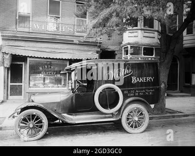 Automobile with ad for Wirth's Bakery, 22-32 Arcade Market, 1116 H St., N.E., Washington, D.C. ca.  between 1910 and 1920 Stock Photo