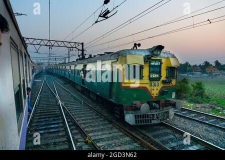 HOWRAH STATION , HOWRAH, WEST BENGAL / INDIA - 4TH FEBRUARY 2018 : A passenger train passing through railway track in late afternoon. Stock Photo