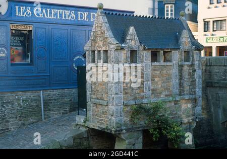 FINISTERE (29) BRITTANY, PONT AVEN, PUBLIC TOILETS ON THE BANKS OF THE AVEN RIVER, FRANCE Stock Photo