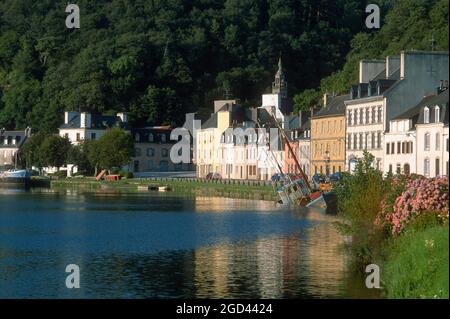 FINISTERE (29) BRITTANY, PORT LAUNAY ON THE EDGE OF AULNE RIVER, THE PORT OF CHATEAULIN, FRANCE Stock Photo