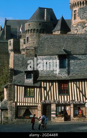 ILLE ET VILAINE (35) BRITTANY, VITRE, OLD HOUSES AND ITS FORTIFIED CASTLE IN THE BACKGROUND OF THE XITH CENTURY, A HISTORICAL MONUMENT, FRANCE Stock Photo