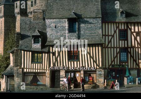 ILLE ET VILAINE (35) BRITTANY, VITRE, OLD HOUSES AND ITS FORTIFIED CASTLE IN THE BACKGROUND OF THE XITH CENTURY, A HISTORICAL MONUMENT, FRANCE Stock Photo