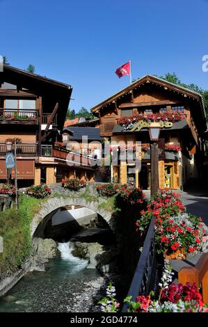 FRANCE, HAUTE-SAVOIE (74) MEGEVE, MOUNTAIN TORRENT OF PLANAY IN THE VILLAGE Stock Photo