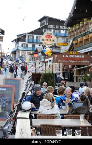 FRANCE, HAUTE-SAVOIE (74) CHABLAIS REGION, PORTES DU SOLEIL SKIING AREA, VILLAGE AND SKI RESORT OF MORZINE, TERRACES OF THE BARS Stock Photo