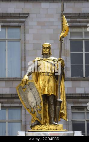 London, England, UK. Count of Savoy - gilded bronze statue of the entrance of the Savoy Hotel on the Strand. Peter II (1203-68) Count of Savoy... Stock Photo