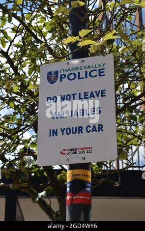 Warning notice from the Thames Valley Police - 'Do not leave valuables in your car'. Stock Photo