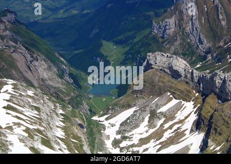 Scenic Faak lake, located below the northern slope of the Karawanks mountain range in Austria Stock Photo