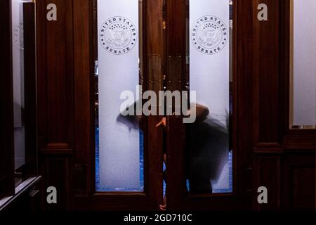 Washington, Vereinigte Staaten. 11th Aug, 2021. A United States Capitol police officer closes a door in the Senate Reception Room at the US Capitol in Washington, DC, Wednesday, August 11, 2021. The US Senate has adjourned for the August recess and will return September 13, 2021. Credit: Rod Lamkey/CNP/dpa/Alamy Live News Stock Photo