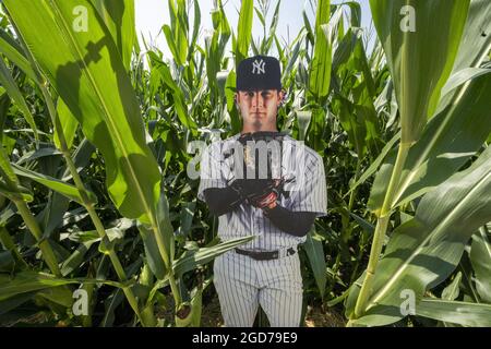 Video: Yankees, Cole walk through Field of Dreams cornfield