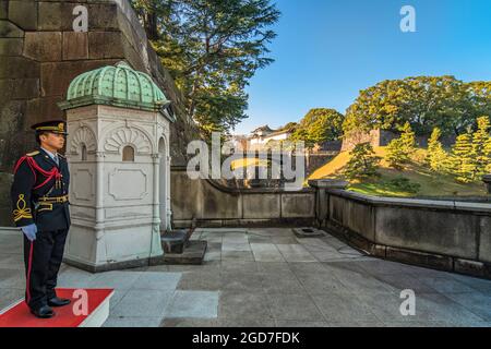 tokyo, japan - january 02 2020: Japanese Imperial Palace sentry in ceremonial clothing guarding the Main Gate of the Seimon Ishibashi bridge with the Stock Photo