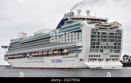 AJAXNETPHOTO. JULY, 2021. NORTH SHIELDS, ENGLAND. - OUTWARD BOUND- THE 115,055 GROSS TON CARNIVAL CRUISE LINE SHIP AZURA OPERATED BY P&O CRUISES OUTWARD BOUND FROM THE RIVER TYNE AFTER BEING LAID-UP ALONGSIDE THE INTERNATIONAL PASSENGER TERMINAL DURING THE COVID PANDEMIC. VESSEL WAS BUILT BY ITALIAN YARD FINCANTIERI AT MONFALCONE IN 2010.PHOTO:TONY HOLLAND/AJAX REF:DTH212707 38946 Stock Photo