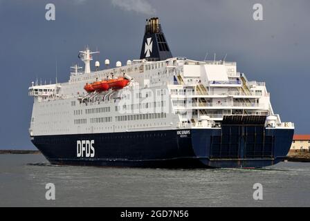 AJAXNETPHOTO. AUGUST, 2021. NORTH SHIELDS, ENGLAND. - OUTWARD BOUND- THE DFDS NORTH SEA FERRY KING SEAWAYS OUTWARD BOUND FROM THE RIVER TYNE. PHOTO:TONY HOLLAND/AJAX REF:DTH212807 39090 Stock Photo