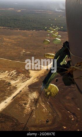 US Army (USA) Paratroopers from the 82nd Airborne Division (AD), Fort Bragg, North Carolina (NC), parachute from a US Air Force (USAF) C-17A Globemaster III cargo aircraft into a drop zone Fort Bragg as part of Exercise Large Package. Large Package week is a joint exercise between the USAF and the USA, designed to enhance interservice cohesiveness.  (USAF PHOTO BY TSGT MIKE BUYTAS 031202-F-9085B-024) Stock Photo