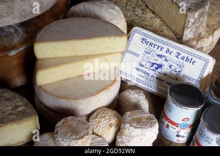 FRANCE, HAUTE-SAVOIE (74) REBLOCHON, ABONDANCE, TOMME, CROTINS MOUNTAIN CHEESES, BUTTER AND YOGHURT Stock Photo