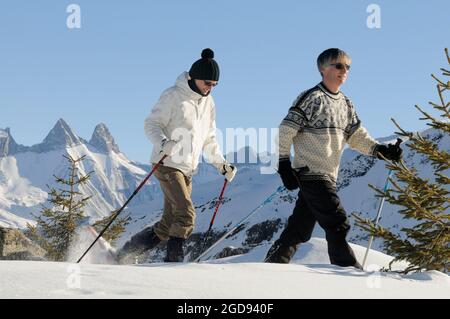 FRANCE. SAVOIE (73) MAURIENNE COUNTRY. THE SYBELLES SKIING AREA. VILLAGE OF SAINT-SORLIN-D'ARVES. SNOW SHOES OUTING (IN THE BACKGROUND THE AIGUILLES D Stock Photo