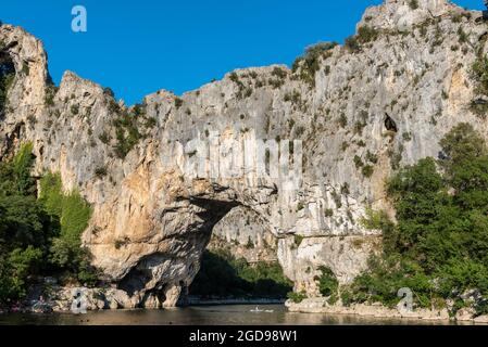 Le Pont d’Arc dans les Gorges de l’Ardèche,  Vallon-Pont-d'Arc, France, été Stock Photo