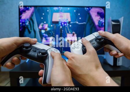 angre amme Hoved Sony PlayStation 5. New generation gaming computer. People playing video  games. Couple play play with PS5. Point of view Stock Photo - Alamy