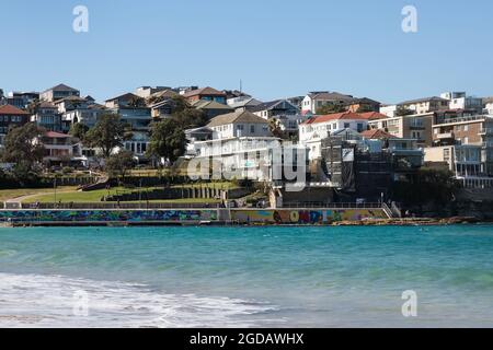 Sydney, Australia. Thursday 12th August 2021. Locals exercising and enjoying a beautiful winters day with a maximum temperature around 22 ºC at Bondi Beach. Lockdown restrictions for parts of  greater Sydney have been further extended due to the Delta Variant spreading. Credit: Paul Lovelace/Alamy Live News Stock Photo