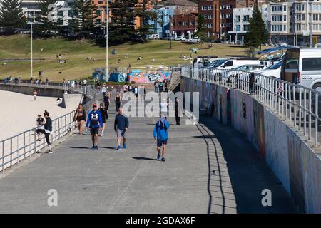 Sydney, Australia. Thursday 12th August 2021. Locals exercising and enjoying a beautiful winter's day with a maximum temperature of around 22 ºC at Bondi Beach. Lockdown restrictions for parts of greater Sydney have been further extended due to the Delta Variant spreading. Credit: Paul Lovelace/Alamy Live News Stock Photo