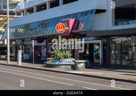 Sydney, Australia. Thursday 12th August 2021. Shops along Campbell Parade Bondi Beach, looking empty. Lockdown restrictions for parts of  greater Sydney have been further extended due to the Delta Variant spreading. Credit: Paul Lovelace/Alamy Live News Stock Photo