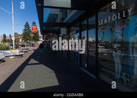 Sydney, Australia. Thursday 12th August 2021. Shops along Campbell Parade Bondi Beach, looking empty. Lockdown restrictions for parts of  greater Sydney have been further extended due to the Delta Variant spreading. Credit: Paul Lovelace/Alamy Live News Stock Photo