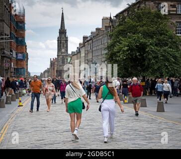 Royal Mile, Edinburgh, Scotland, UK. 12th Aug, 2021. Edinburgh Fringe Festival, day seven of the goings on on the capital city High Street event. Weather breezy and cloudy with temperature of 18 degrees for the human statues and street performers drawing crowds to their pitches. Credit: Arch White/Alamy Live News Stock Photo