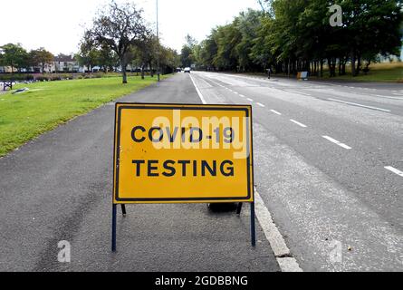 A Covid-19 sign indicates that there is a testing centre nearby for members of the public to have a Covid test, in Glasgow 2021. ©ALAN WYLIE/ALAMY Stock Photo