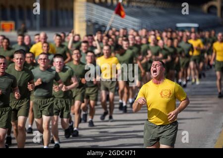 New Marines with Echo Company, 2nd Recruit Training Battalion, participate in a motivational run at Marine Corps Recruit Depot San Diego, Feb. 4, 2021. Following graduation on Feb 5th, the new Marines will be transported to Camp Pendleton, Calif., to begin their next phase of training. (U.S. Marine Corps photo by Lance Cpl. Zachary T. Beatty) Stock Photo