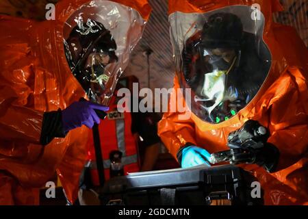 U.S. National Guard Soldiers and Airmen with the 43rd Civil Support Team, South Carolina National Guard, conduct validation lanes March 11, 2021 in Myrtle Beach, South Carolina. The training consisted of conducting Collective Lanes Training such as site survey training for the detection of chemical threats, and decontamination as part of their annual evaluation by U.S. Army North. (U.S. Army National Guard photo by Sgt. Tim Andrews, South Carolina National Guard) Stock Photo