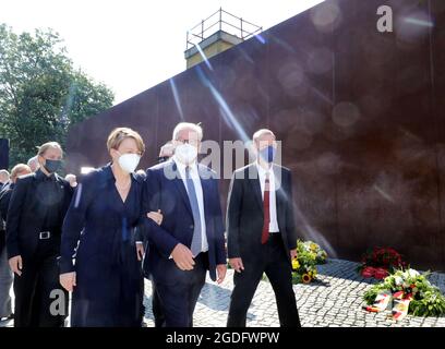 Berlin, Germany. 13th Aug, 2021. Federal President Frank-Walter Steinmeier (M) and his wife Elke Büdenbender at the central commemoration ceremony for the 60th anniversary of the construction of the Berlin Wall. Credit: Wolfgang Kumm/dpa/Alamy Live News Stock Photo