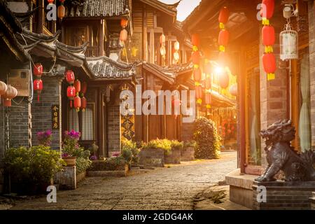 Old town of Lijiang at sunrise, Yunnan, China Stock Photo - Alamy