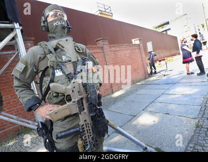 Berlin, Germany. 13th Aug, 2021. The central commemoration of the 60th anniversary of the construction of the Berlin Wall takes place on Bernauer Strasse under tightened security conditions. Credit: Wolfgang Kumm/dpa/Alamy Live News Stock Photo