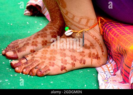 Most beautiful feet mehndi design for beginners | Easy leg mehndi design |  Simple heena design | - YouTube