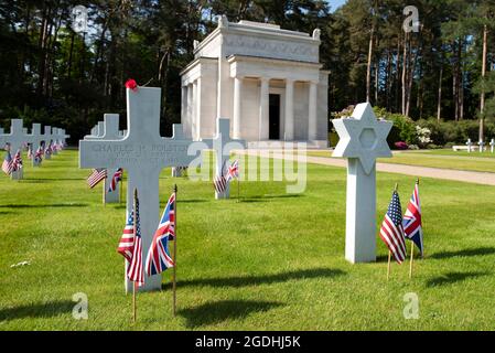 Rows of headstones line the grounds at the Brookwood American Military Cemetery, United Kingdom, May 30, 2021. As one of eight permanent American cemeteries established outside of the United States after World War I, Brookwood is the final resting place of 468 Americans killed during World War I. (U.S. Air Force photo by Senior Airman Jennifer Zima) Stock Photo