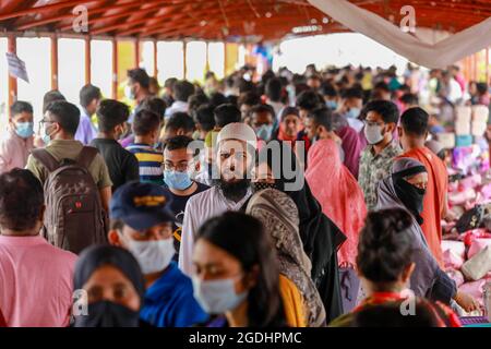 Dhaka, Bangladesh. 13th Aug, 2021. Bangladeshi people throng a market without caring for physical distancing crucial for checking coronavirus (COVID-19) spread, in Dhaka, Bangladesh, August 13, 2021. (Credit Image: © Suvra Kanti Das/ZUMA Press Wire) Stock Photo