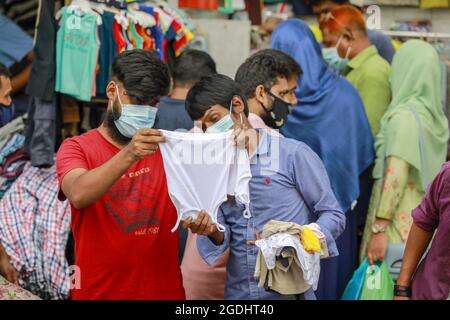 Dhaka, Bangladesh. 13th Aug, 2021. Bangladeshi people throng a market without caring for physical distancing crucial for checking coronavirus (COVID-19) spread, in Dhaka, Bangladesh, August 13, 2021. Photo by Kanti Das Suvra/ABACAPRESS.COM Credit: Abaca Press/Alamy Live News Stock Photo