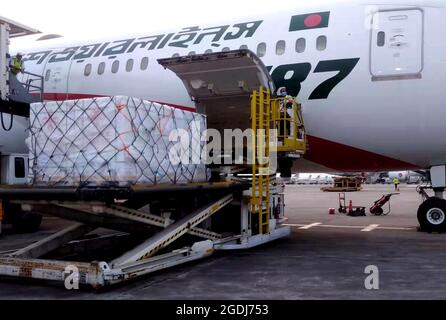 Dhaka. 13th Aug, 2021. China-donated COVID-19 vaccines are unloaded at Hazrat Shahjalal International Airport in Dhaka, Bangladesh, on Aug. 13, 2021. The Bangladeshi government has received another batch of Sinopharm COVID-19 vaccines donated by the Chinese government. Credit: Xinhua/Alamy Live News Stock Photo