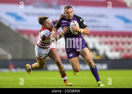 Keanan Brand (24) of Leigh Centurions attempts to tackle Cameron Smith (17) of Leeds Rhinos Stock Photo