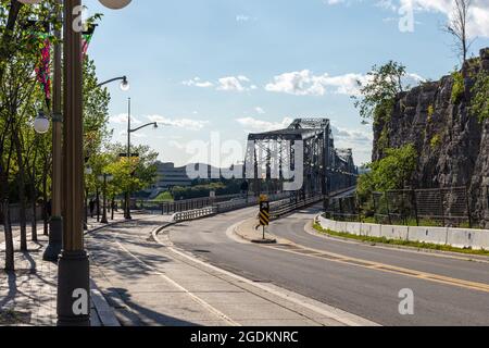 Ottawa, Canada - August 2, 2021: Road to Alexandra Bridge between two provinces of Canada, from Ottawa, Ontario to Gatineau city of Quebec on sunny da Stock Photo