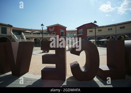 Valdichiana village outlet centro commerciale valdichiana